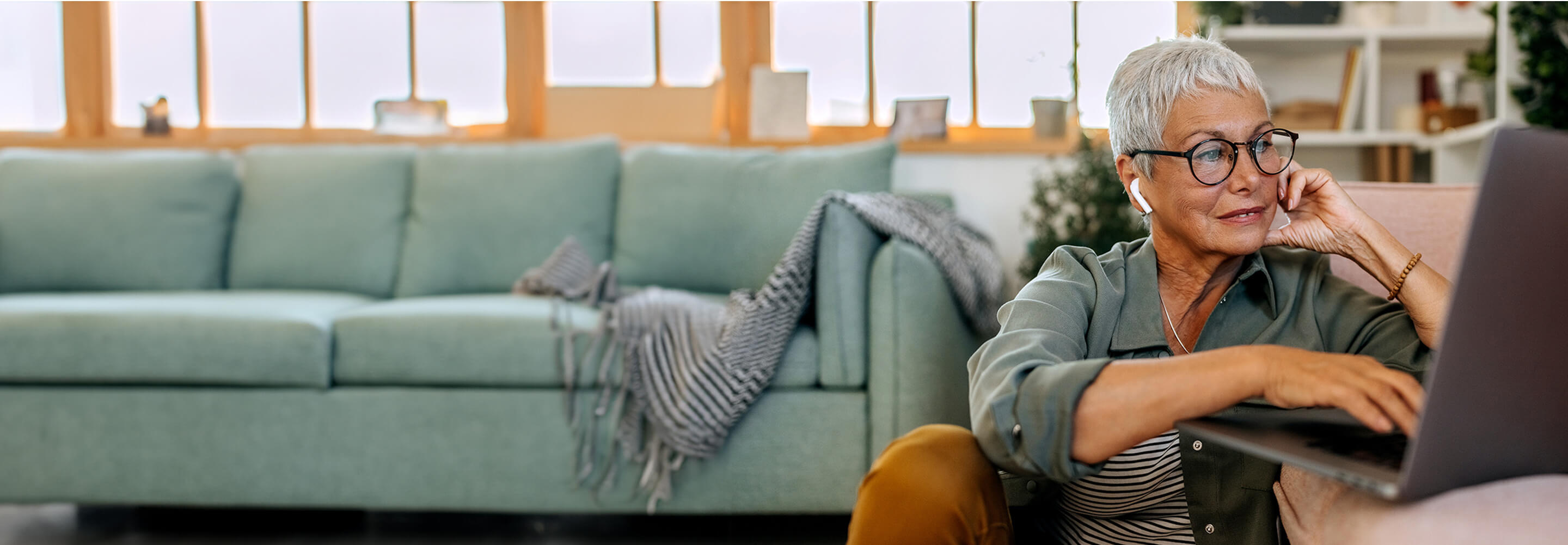 A woman on a laptop searching for minimally invasive vascular services